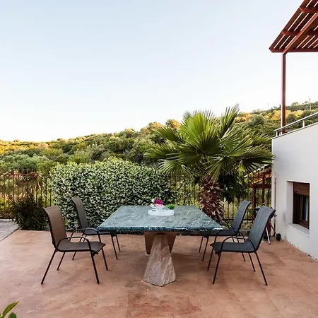 Armonia - Beachfront Majestic Retreat Vakantiehuis *