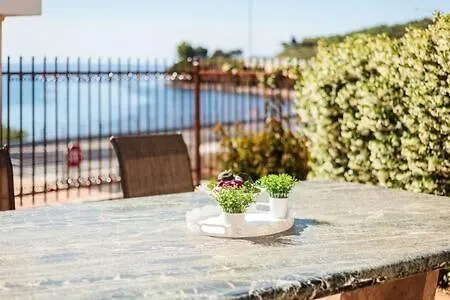 Armonia - Beachfront Majestic Retreat Πεταλίδι